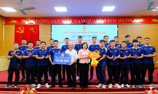 Bà Trần Thị Hằng - Ủy viên Ban Thường vụ Tỉnh uỷ, Phó Chủ tịch Thường trực Hội đồng nhân dân tỉnh Bắc Ninh tặng hoa chúc mừng 2 đội bóng. Ảnh: Quyết Chiến