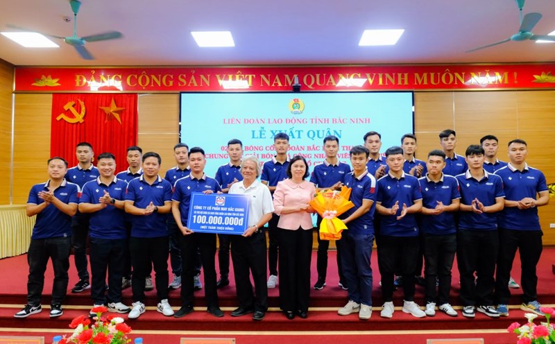 Ms. Tran Thi Hang - Member of the Provincial Party Committee Standing Committee, Permanent Vice Chairwoman of the People's Council of Bac Ninh province presented flowers to congratulate the two teams. Photo: Quyet Chien