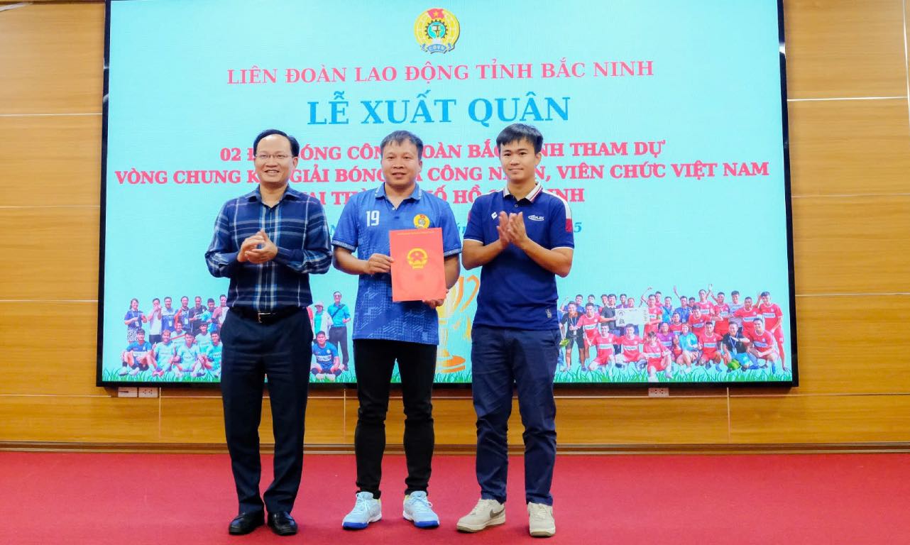Ong Pham Van Thinh - Uy vien Ban Thuong vu Tinh uy, Pho Chu tich Uy ban nhan dan tinh tang qua cho dai dien 2 doi bong. Anh: Quyet Chien