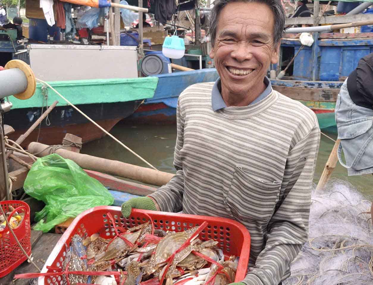 Fishermen Phuong was excited with the trip to sea near the shore and had a big profit of about 50 million VND. Photo: Tran Tuan.