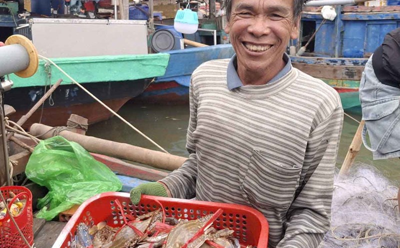 Fishermen Phuong was excited with the trip to sea near the shore and had a big profit of about 50 million VND. Photo: Tran Tuan.