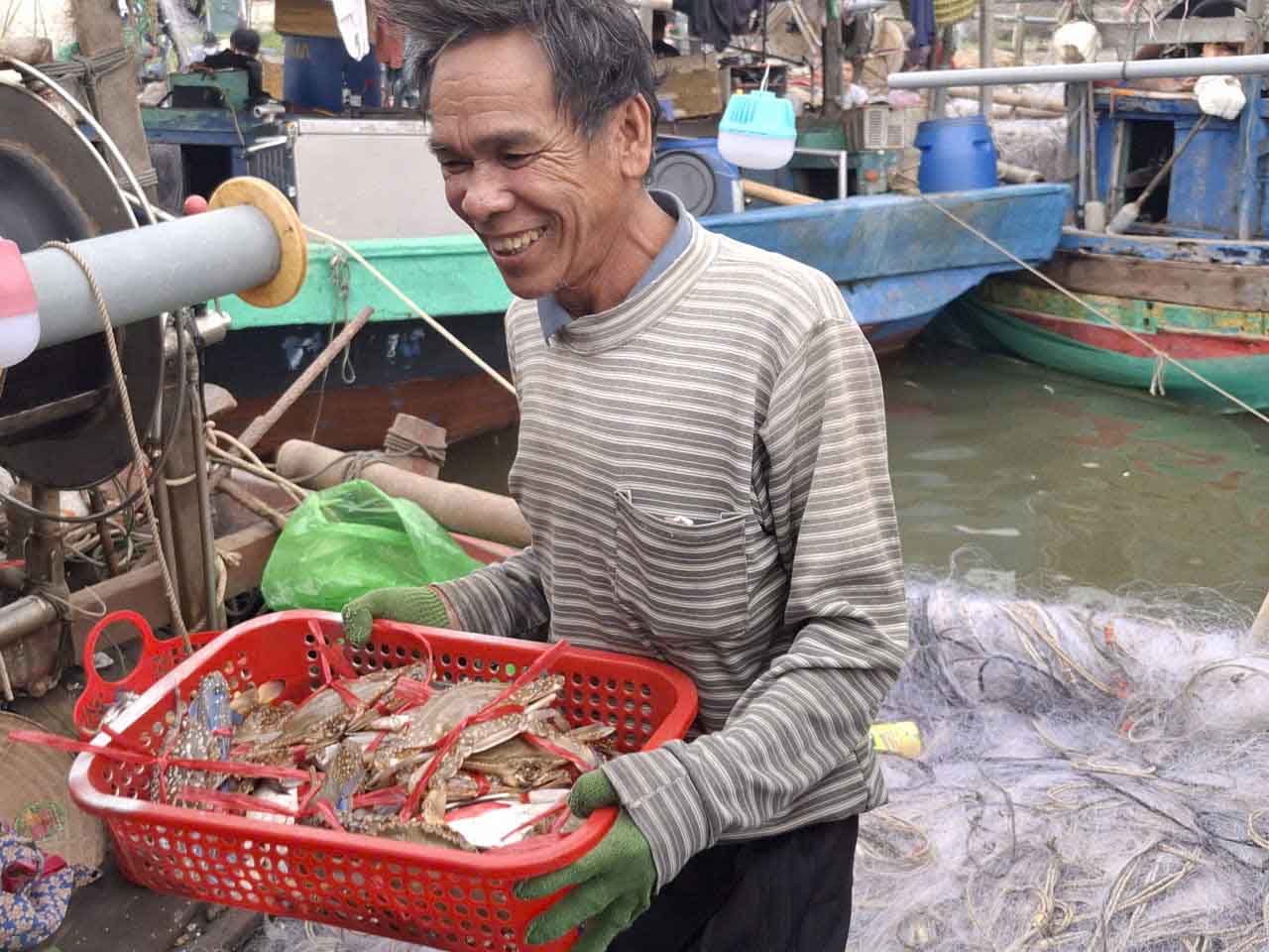 Ngu dan Phuong phan khoi voi chuyen ra khoi trung dam ghe bien. Anh: Tran Tuan.