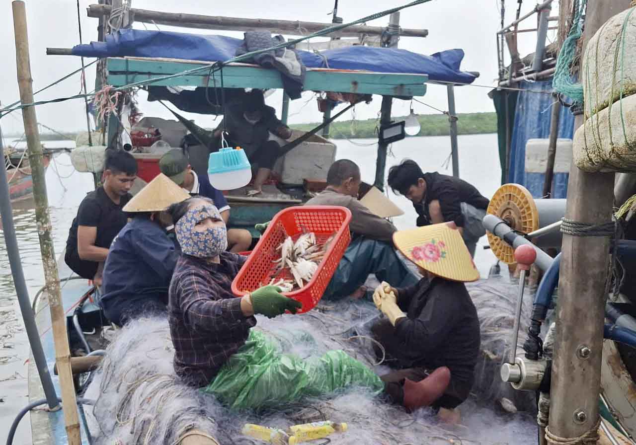 Khoang 10 nguoi dang xum lai go ghe mac luoi tren tau ong Phuong trung dam nhat. Anh: Tran Tuan.