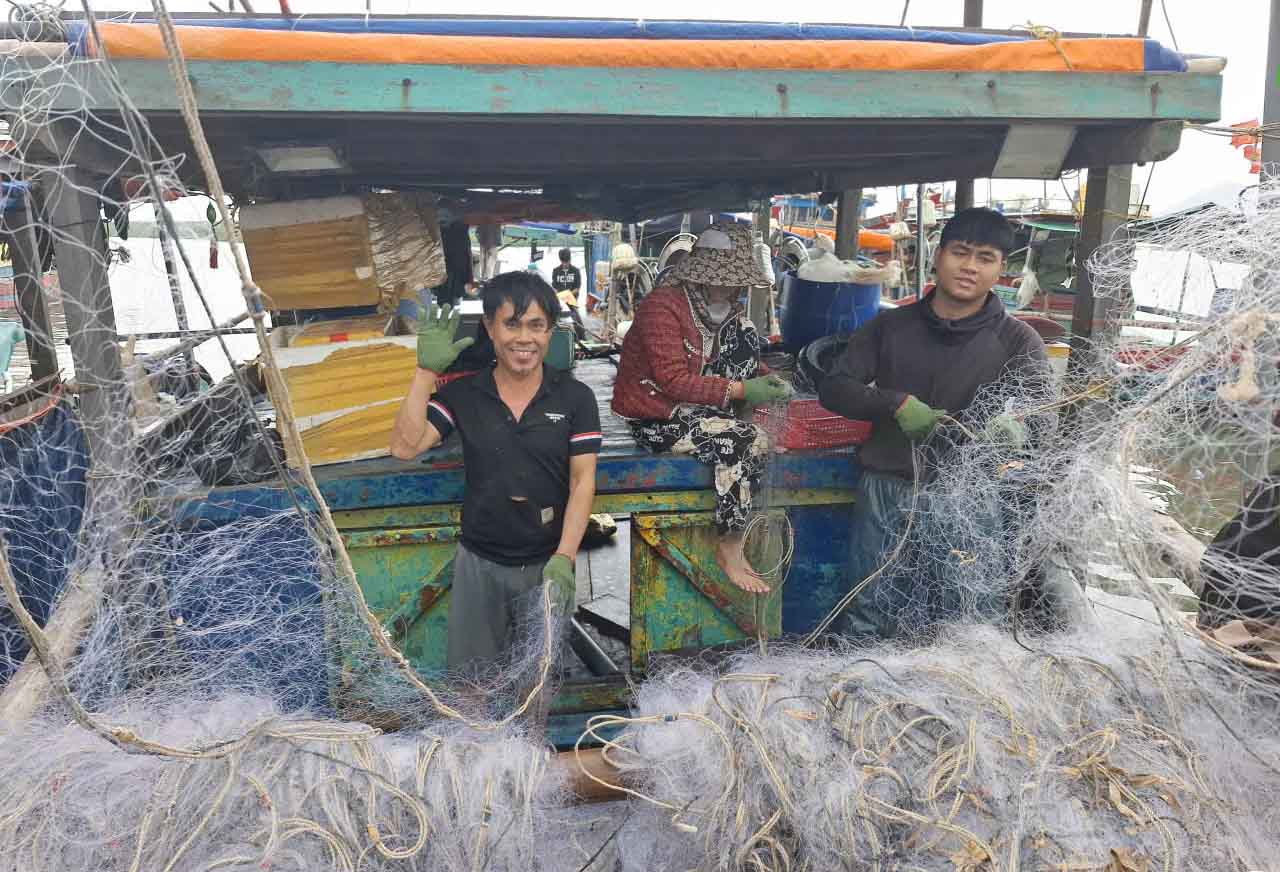 Cha con ngu dan Tim trung vai ta ghe sau chuyen ra khoi 2 ngay. Anh: Tran Tuan.