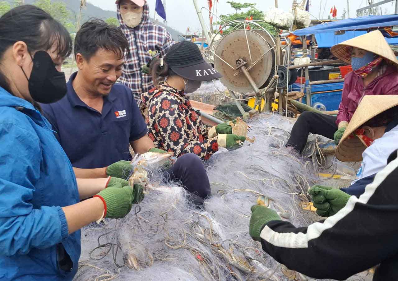 Tau cua ngu dan Nguyen Phuc Le cung trung dam ghe bien. Anh: Tran Tuan.