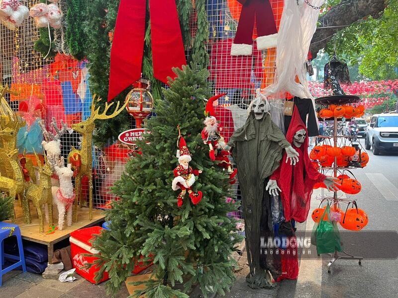 Cay thong Noel duoc bay ban xen lan bi ngo tren khu pho. Ảnh: Tuong Vy