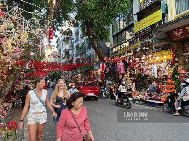 Du khach quoc te thich thu khi tan huong mua le Halloween. Ảnh: Tuong Vy