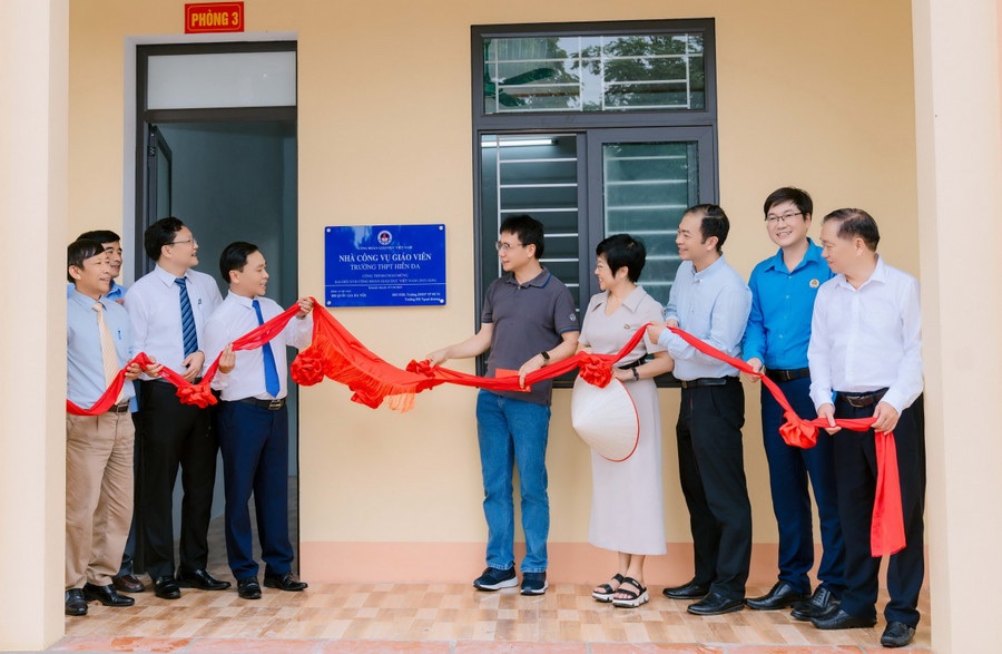 TS. Nguyen Ngoc An - Chu tich Cong doan Giao duc Viet Nam trao nha cong vu danh cho giao vien tai tinh Phu Tho. Anh: Nguyen Van Phong