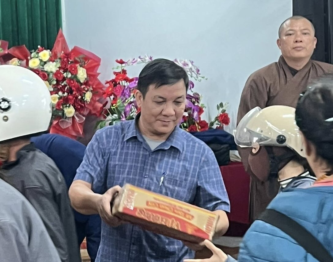 自然災害が発生した地域の人々に贈り物が送られます。写真: グエン・ホアイ