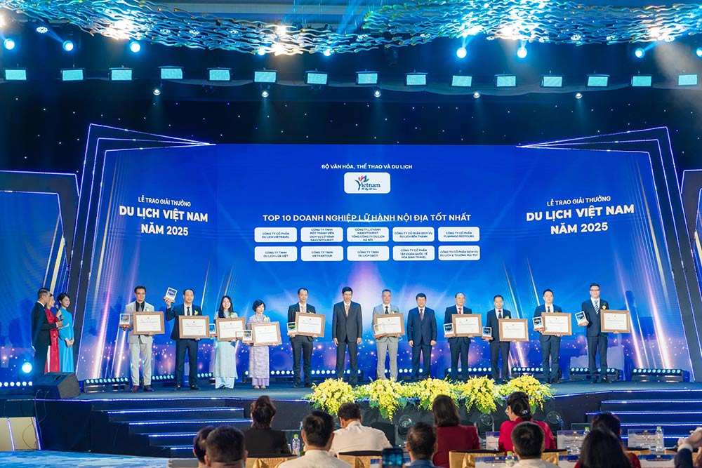 Hoa Binh Travel은 11개 수상 부문에서 관광 분야의 대표적인 113개 기업 중 하나이며 2025년 국가 관광상에서 18개의 타이틀을 수상했습니다. 사진: Tuan Anh