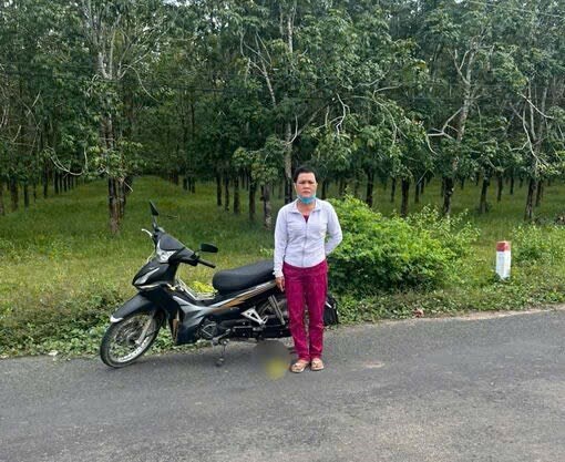 Người phụ nữ giả vờ mua vé số rồi cướp điện thoại của người bán tàn tật