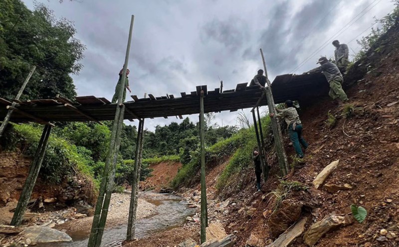 Duc Long Commune Police and local people built a bamboo bridge to serve travel. Photo: Cao Bang Police