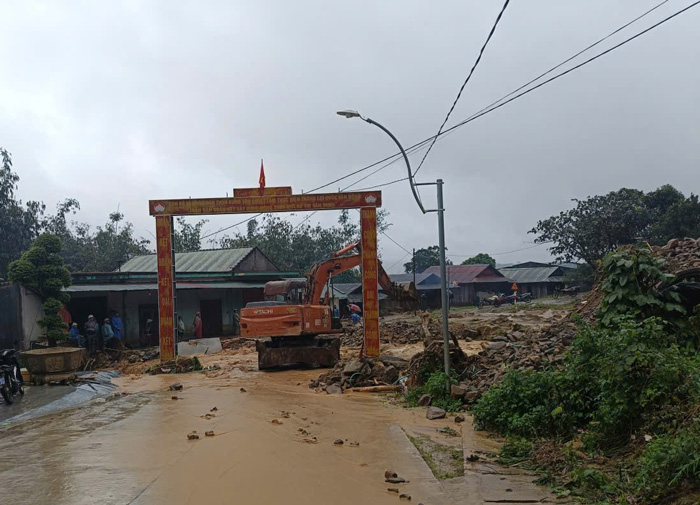 Nuoc cuon dat da, go, reu rac tran vao nha dan o vung nui. Anh: Khanh Duy 