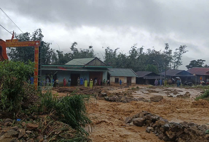 Khu vuc dan cu nguy co bi sat lo. Anh: Khanh Duy 