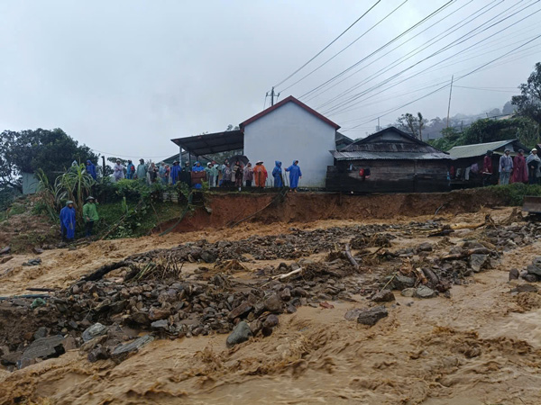Dak Po 코뮌에서 홍수가 범람하여 발생한 산사태로 인해 주민들이 피해를 입었습니다. 사진: Khanh Duy