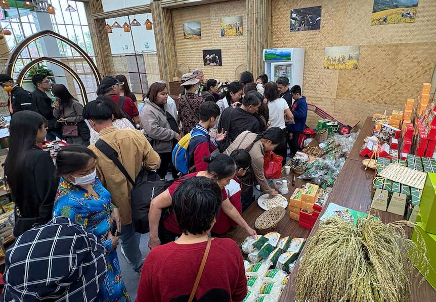People jostle to enjoy and buy local specialties at the first Autumn Fair 2025. Photo: Thuy Huyen