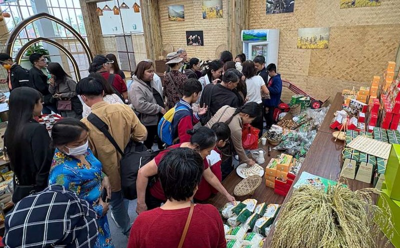 People jostle to enjoy and buy local specialties at the first Autumn Fair 2025. Photo: Thuy Huyen