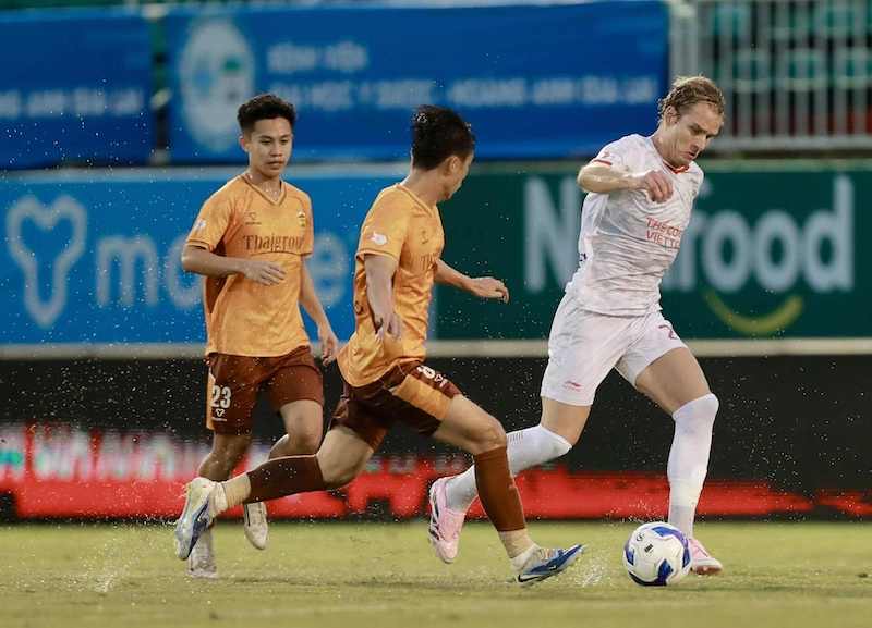 The Cong Viettel no luc tim ban go. Anh: VPF