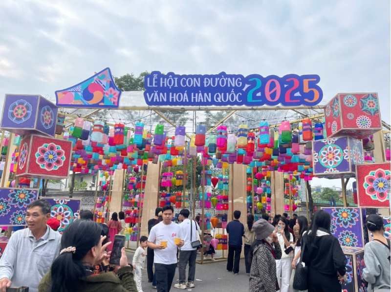 Cong chao duoc lam tu hang tram chiec den long gay an tuong voi khach tham quan. Anh: Nguyen Oanh