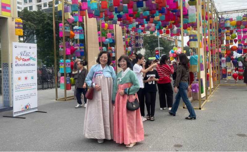 Trai nghiem mac Hanbok la hoat dong duoc yeu thich tai Le hoi. Anh: Nguyen Oanh