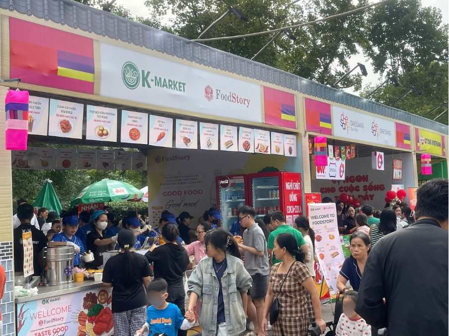 Cac gian hang am thuc dong kin nguoi trai nghiem. Anh: Nguyen Oanh