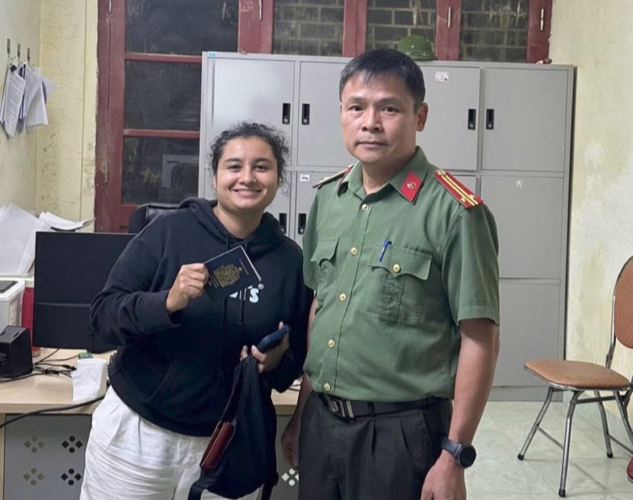 Thuc Phan 경찰서가 외국인 여성 관광객의 재산을 찾는 것을 돕고 있습니다. 사진: Cao Bang 경찰서