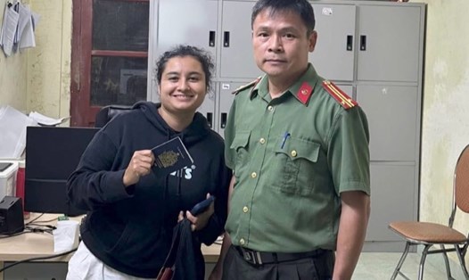 Công an phường Thục Phán giúp nữ du khách nước ngoài tìm lại tài sản. Ảnh: Công an Cao Bằng