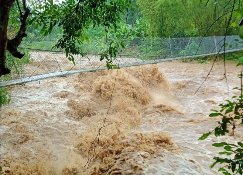 Las inundaciones fluyen impetuosamente las montañas de Da Nang estan sufriendo fuertes deslizamientos de tierra. Foto: Truong An