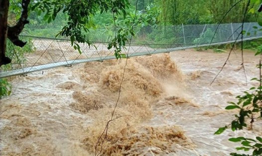 Lũ chảy cuồn cuộn, miền núi Đà Nẵng sạt lở dữ dội. Ảnh: Trường An