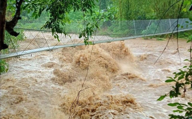 Floods are flowing rapidly, Da Nang mountainous areas are experiencing severe landslides. Photo: Truong An