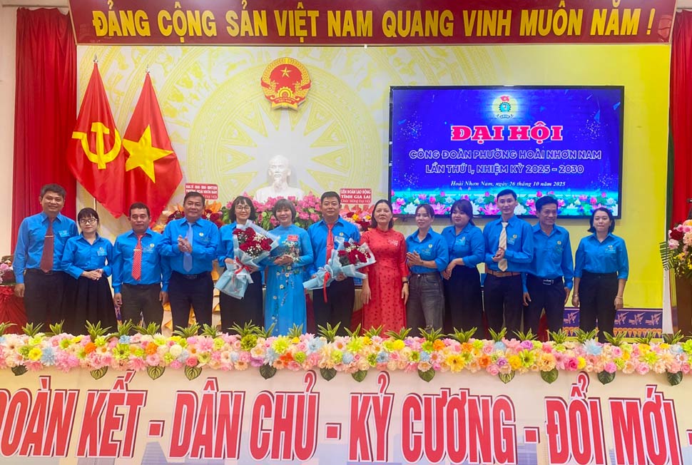 Gia Lai성 노동총연맹 상임 부위원장 Nguyen Thi Bich Thuy 여사가 Hoai Nhon Nam phuong 노동조합에 결정서를 수여하고 있습니다. 사진: Hoai Phuong