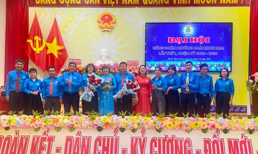 Bà Nguyễn Thị Bích Thủy - Phó Chủ tịch Thường trực LĐLĐ tỉnh Gia Lai - trao các quyết định cho Công đoàn phường Hoài Nhơn Nam. Ảnh: Hoài Phương