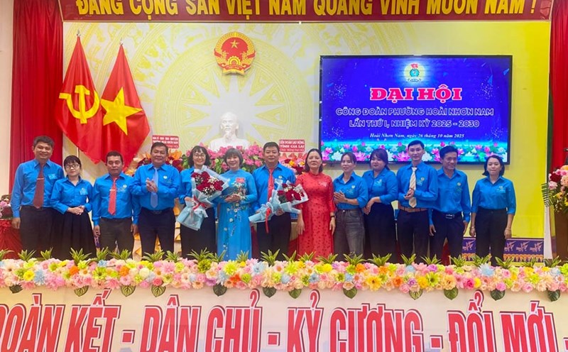 Ms. Nguyen Thi Bich Thuy - Permanent Vice President of the Gia Lai Provincial Federation of Labor - presented the decisions to the Hoai Nhon Nam Ward Union. Photo: Hoai Phuong