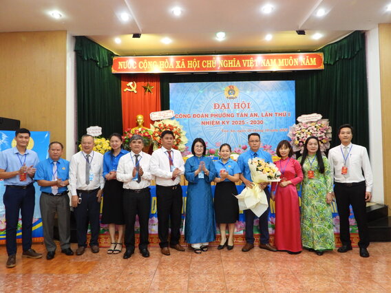 Cong doan phuong Tan An ra mat ban chap hanh khoa moi. Anh: Bao Trung