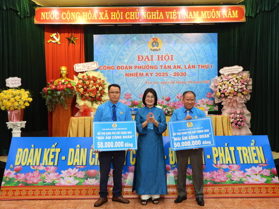 Lanh dao LDLD tinh Dak Lak trao kinh phi xay dung “Mai am Cong doan” cho cong doan phuong. Anh: Bao Trung