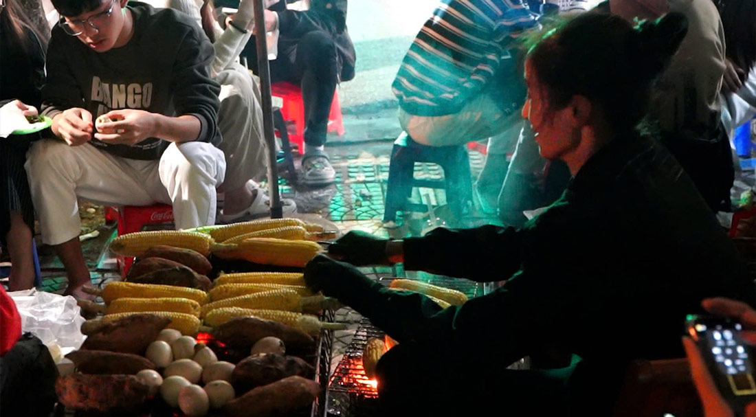 Ngo nuong en la acera es caro todos los dias llega el viento de invierno los jovenes de Hanoi disfrutan de todo tipo de salsas extrañas