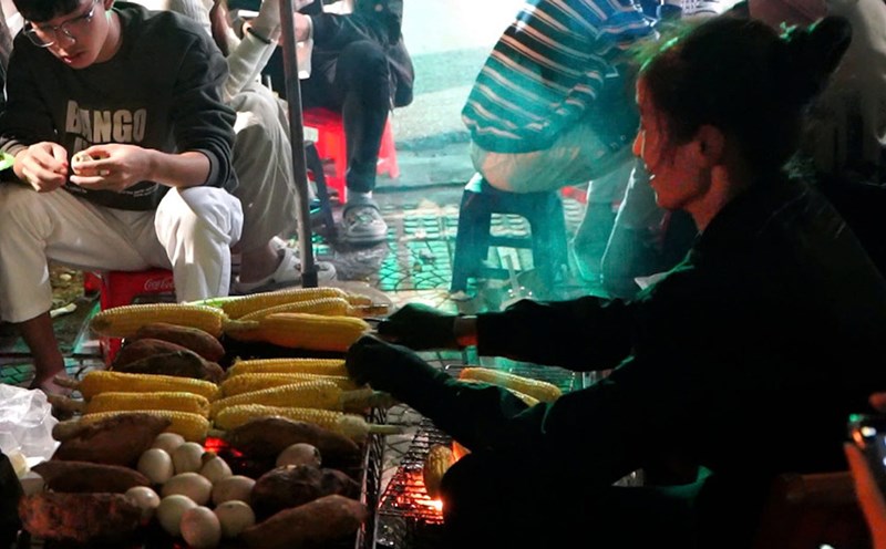 Grilled corn on the sidewalk is expensive every day, the winter wind comes, Hanoi youth enjoy all kinds of strange sauces