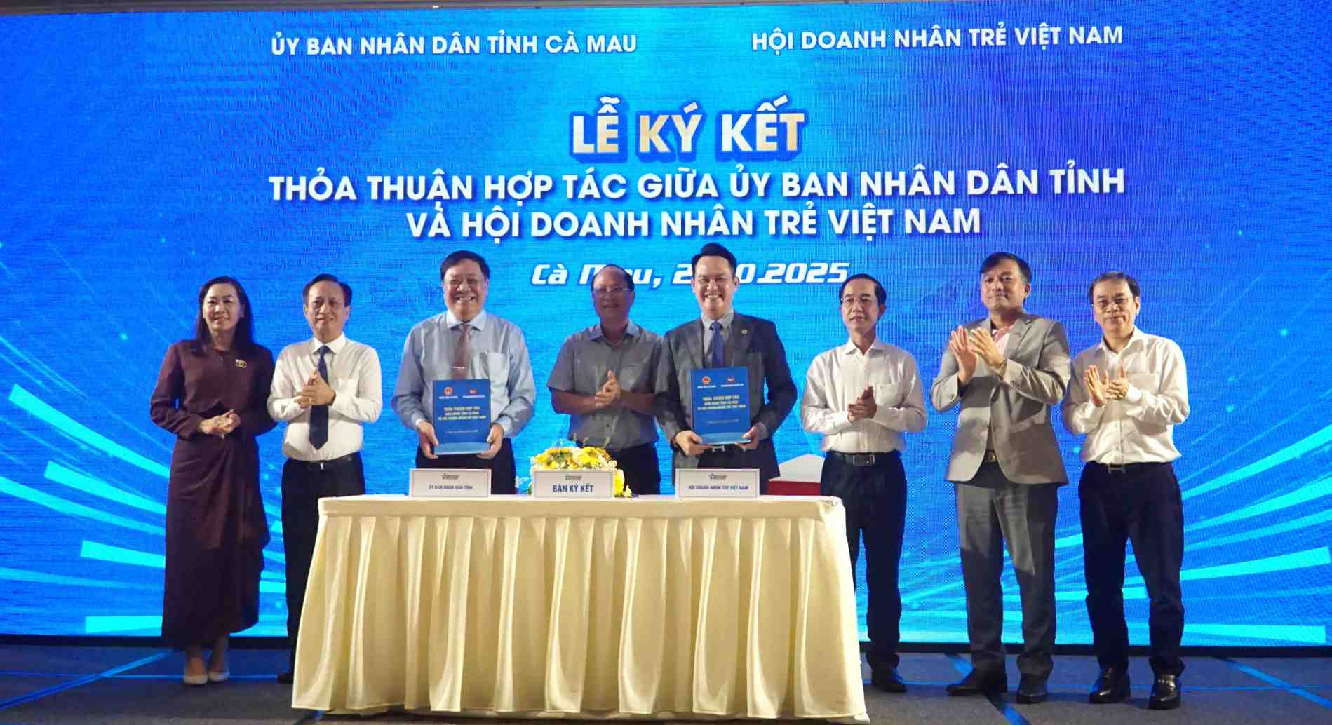 カマウ省人民委員会はフォーラムでベトナム青年起業家協会と契約を締結した。写真: ニャット・ホー