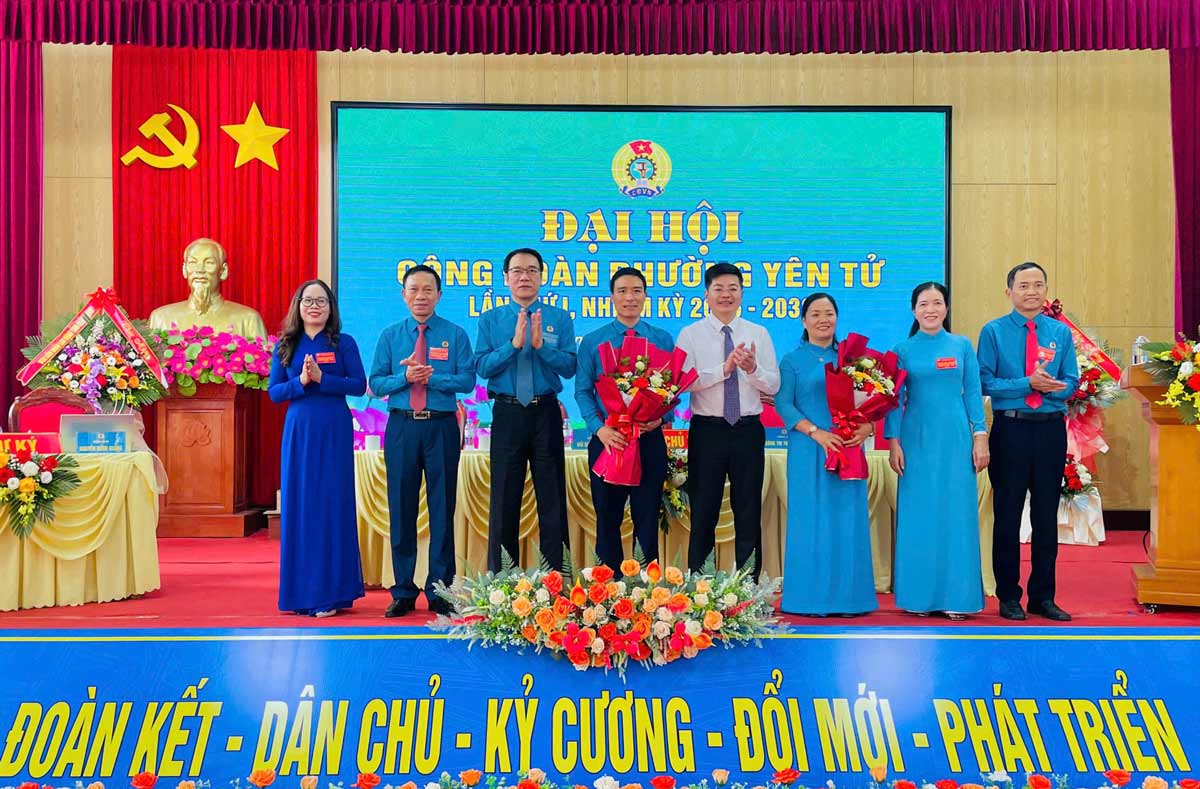 꽝닌성 노동총연맹 지도부와 옌뜨 phuong 당위원회는 2025-2030 임기 제1기 phuong 노동조합 집행위원회에 꽃을 전달하며 축하했습니다. 사진: 옌뜨 phuong 전자 정보 포털