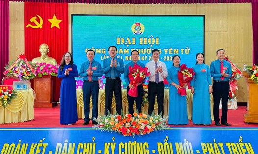 Lãnh đạo LĐLĐ tỉnh Quảng Ninh, Đảng ủy phường Yên Tử tặng hoa chúc mừng Ban Chấp hành Công đoàn phường khoá I, nhiệm kỳ 2025-2030. Ảnh: Cổng TTĐT phường Yên Tử