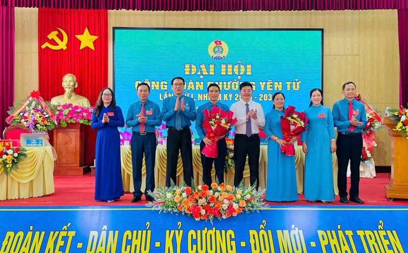 Leaders of the Quang Ninh Provincial Federation of Labor and the Yen Tu Ward Party Committee presented flowers to congratulate the Ward Trade Union Executive Committee, term I, 2025-2030. Photo: Yen Tu Ward Portal
