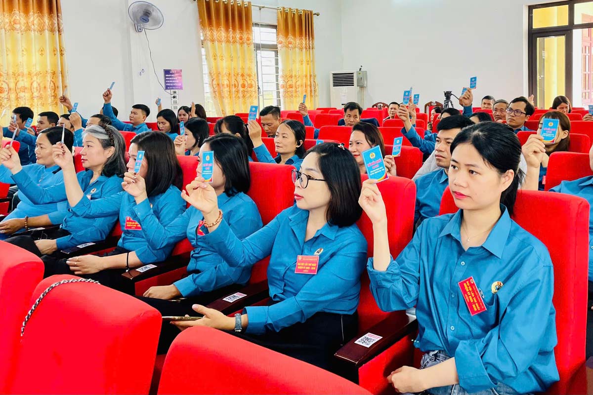 Dai hoi bieu quyet thong qua Nghi quyet. Anh: Cong TTDT phuong Yen Tu