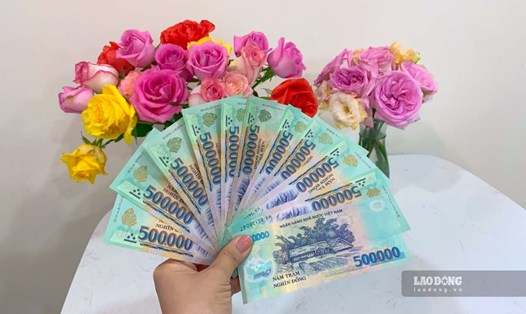 Lãi suất tiết kiệm kỳ hạn 12 tháng trong hệ thống ngân hàng dao động quanh ngưỡng 4,9 - 9%. Ảnh: Trà My