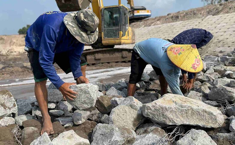 The project to dredge and reinforce the stream in Ho Chi Minh City - the section passing through Tan Uyen city, Binh Duong province. Photo: Dinh Trong