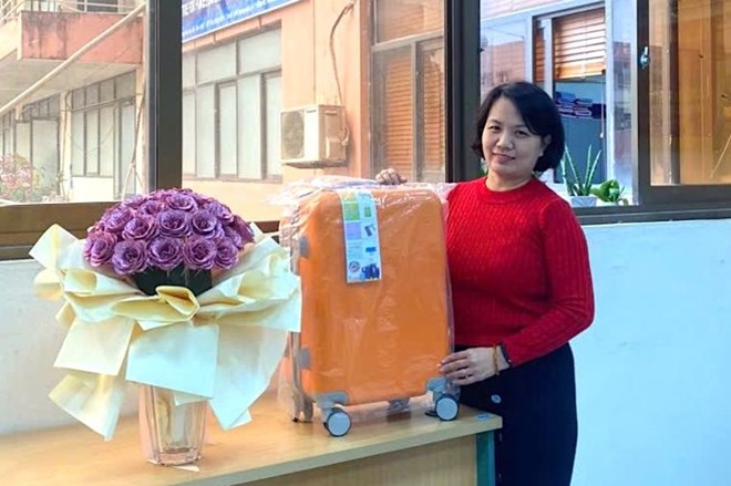 Union members are excited to successfully purchase goods at the "Online Trade Union Tet Market 2025". Photo: Vietnam Trade Union