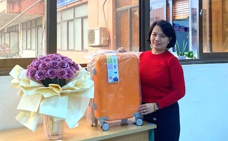 Union members are excited to successfully purchase goods at the "Online Trade Union Tet Market 2025". Photo: Vietnam Trade Union