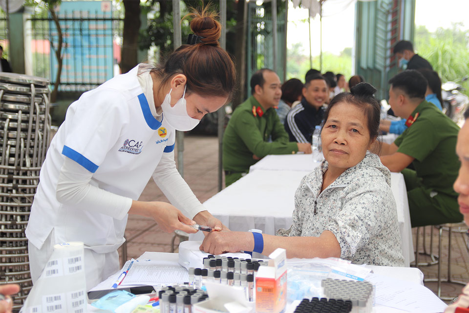 Free medical examination for people in Hanoi island commune, gradually building electronic health records
