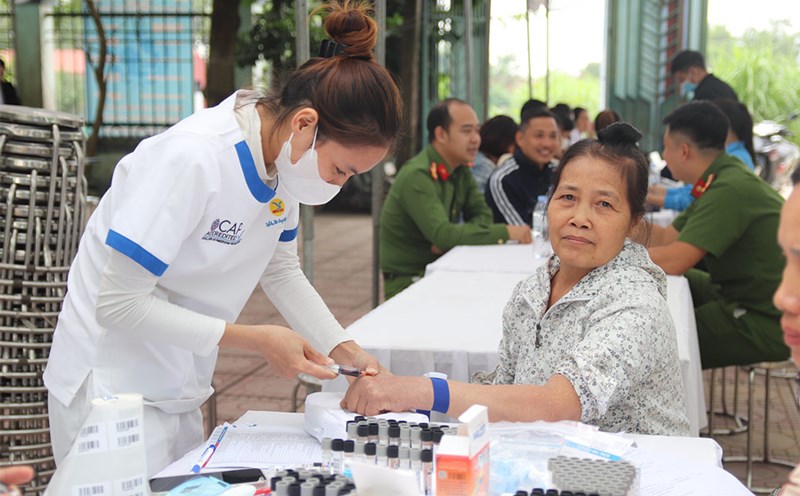 Free medical examination for people in Hanoi island commune, gradually building electronic health records
