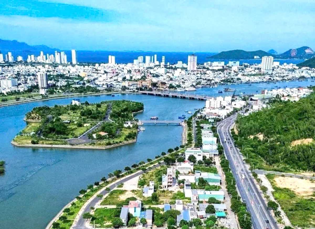 Khanh Hoa dang mo rong xuc tien du lich, thu hut dau tu de tro thanh do thi xanh, dang song. Anh: Khanh Hoa