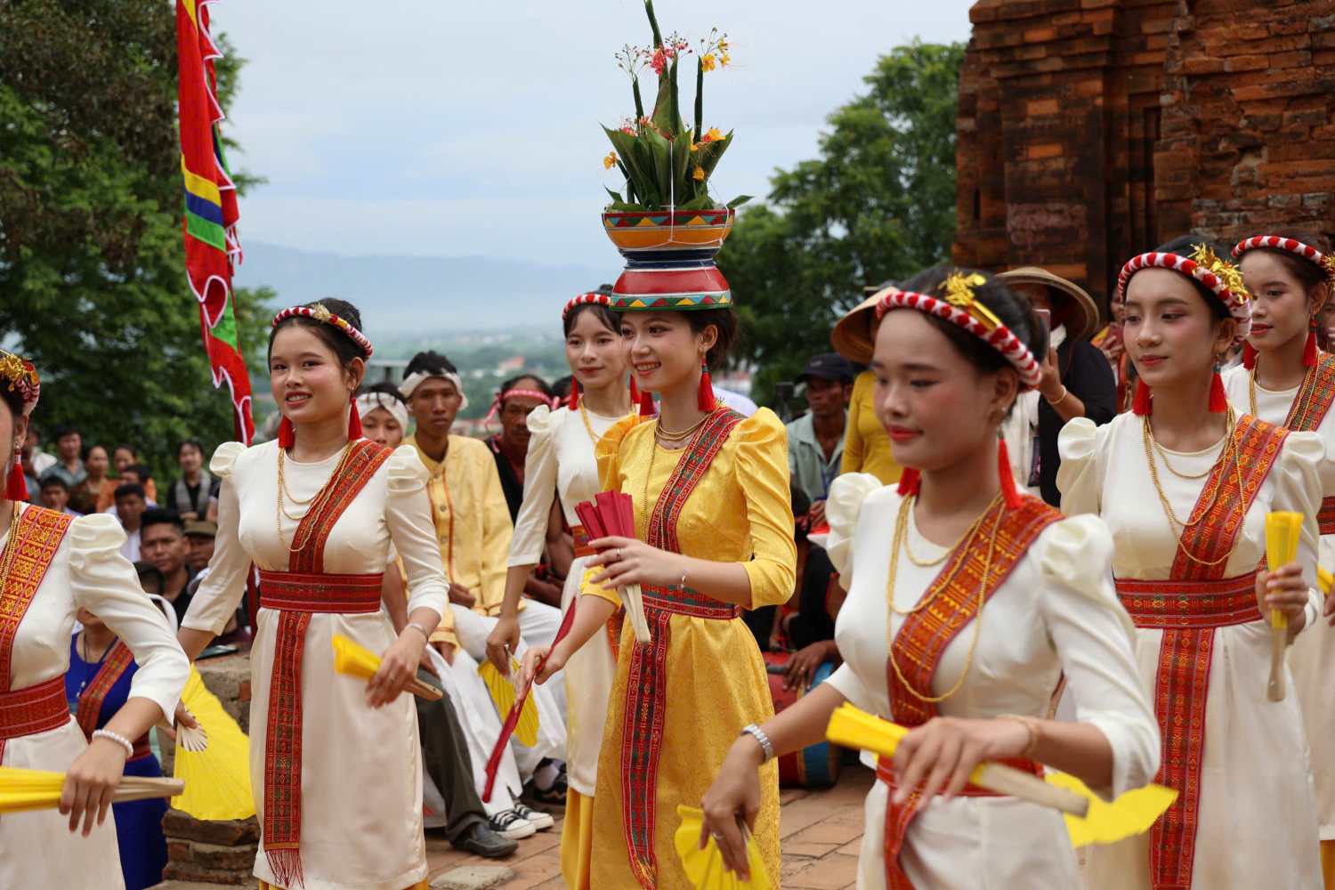 Khanh Hoa cultural tourism is attracting many domestic and foreign tourists to experience and explore. Photo: Phuong Linh